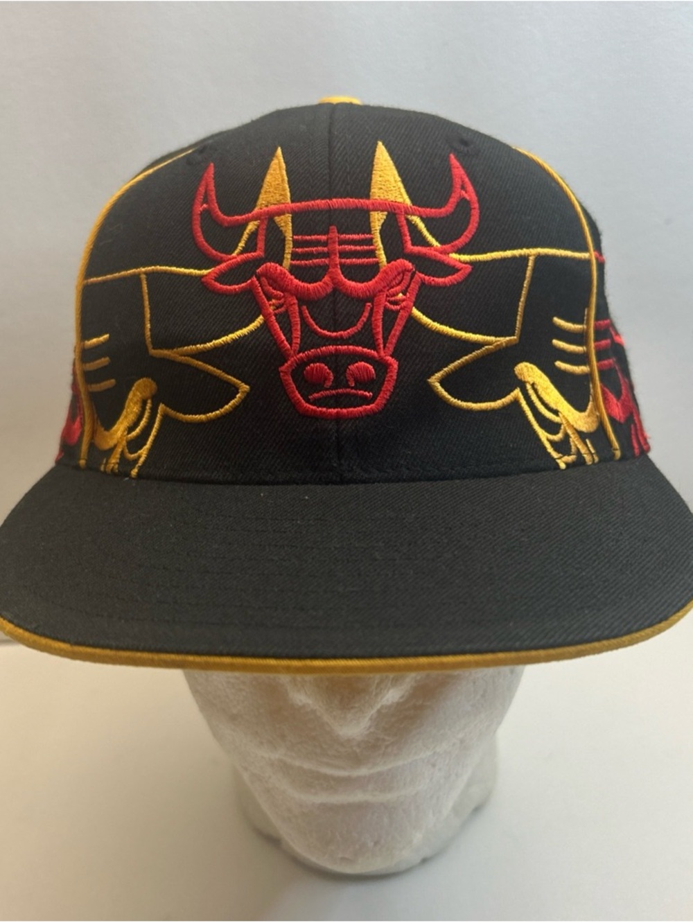 Chicago Bulls Hat Cap Fitted Mens 7  1/2 Black Yellow Red NBA Basketball UNK